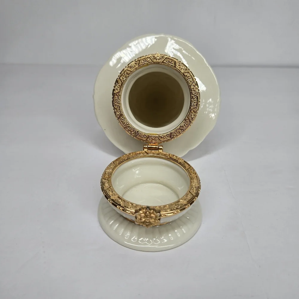 Vtg Ceramic Christmas Tree Hinged Trinket Box White‎ Gold Stars Holiday Decor